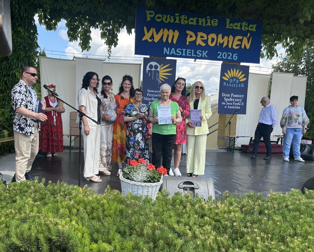 Powitanie lata podczas XVIII Przeglądu Twórczości Osób Niepełnosprawnych „Promień” w DPS Nasielsku